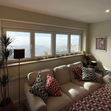 Luxury And Newly Refurbished 3 Bedroom Next To The Slopes Including Indoor Parking