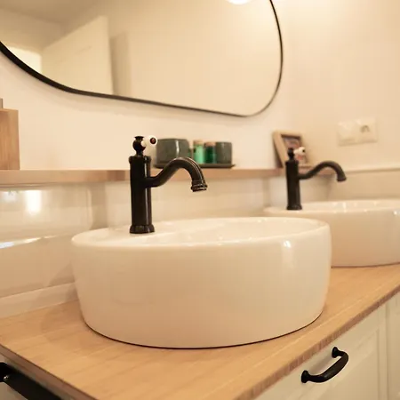 Luxury And Newly Refurbished 3 Bedroom Next To The Slopes Including Indoor Parking Apartment *