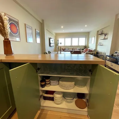 Luxury And Newly Refurbished 3 Bedroom Next To The Slopes Including Indoor Parking *