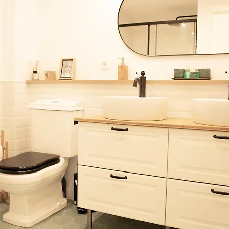 Luxury And Newly Refurbished 3 Bedroom Next To The Slopes Including Indoor Parking *