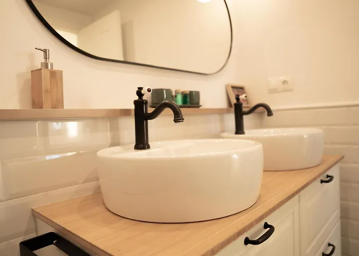 Luxury And Newly Refurbished 3 Bedroom Next To The Slopes Including Indoor Parking 公寓 *